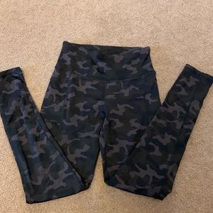 NWOT Ladies camo leggings w phone pocket